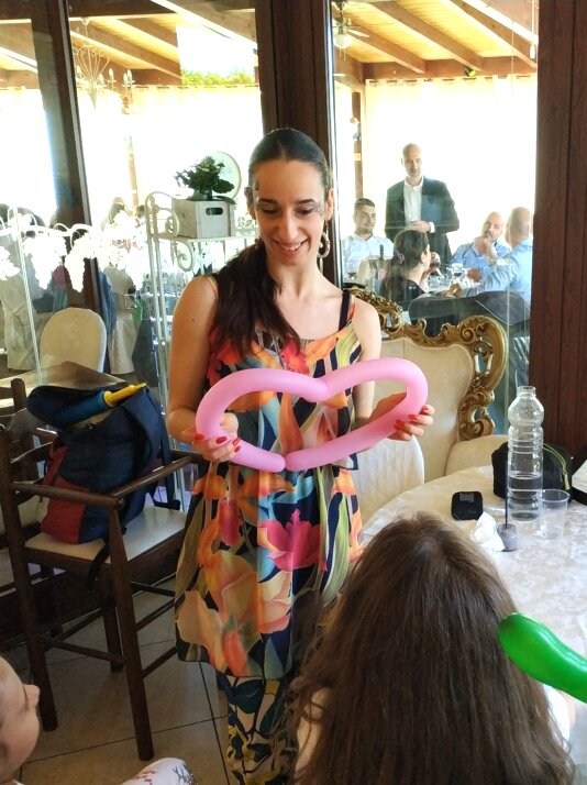 Animatore che crea palloncini modellabili per intrattenere i bambini alle feste