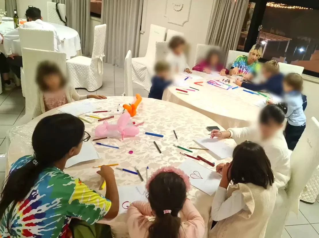 Gestione Tavoli Bambini per Matrimoni Animatrici professioniste che gestiscono bambini ai matrimoni in Marche e Abruzzo