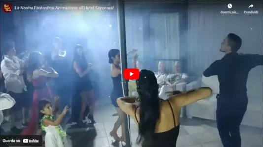 Ospiti che ballano in gruppo durante un evento Feel Good Show, con animatori e musica coinvolgente<br /><br />