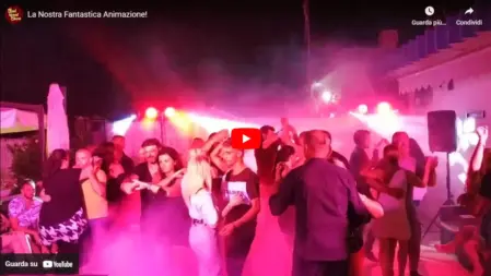 Coppie che ballano salsa, bachata e merengue in un’atmosfera coinvolgente con musica e animazione Feel Good Show<br /><br />