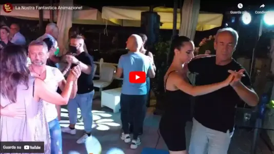 Coppie che ballano salsa, bachata e merengue durante una serata latina, accompagnate dalla musica dal vivo e dall’animazione Feel Good Show<br /><br />