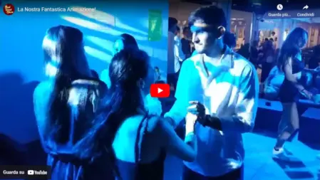 Coppie che ballano bachata in un hotel durante una serata latina con animazione e musica dal vivo Feel Good Show<br /><br />