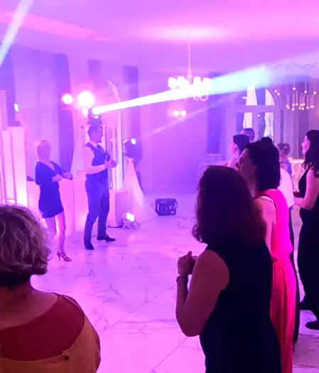 Sposi che Ballano e si Divertono con gli Amici al Matrimonio<br /><br /> Gli sposi festeggiano ballando e divertendosi con gli amici durante il ricevimento di matrimonio