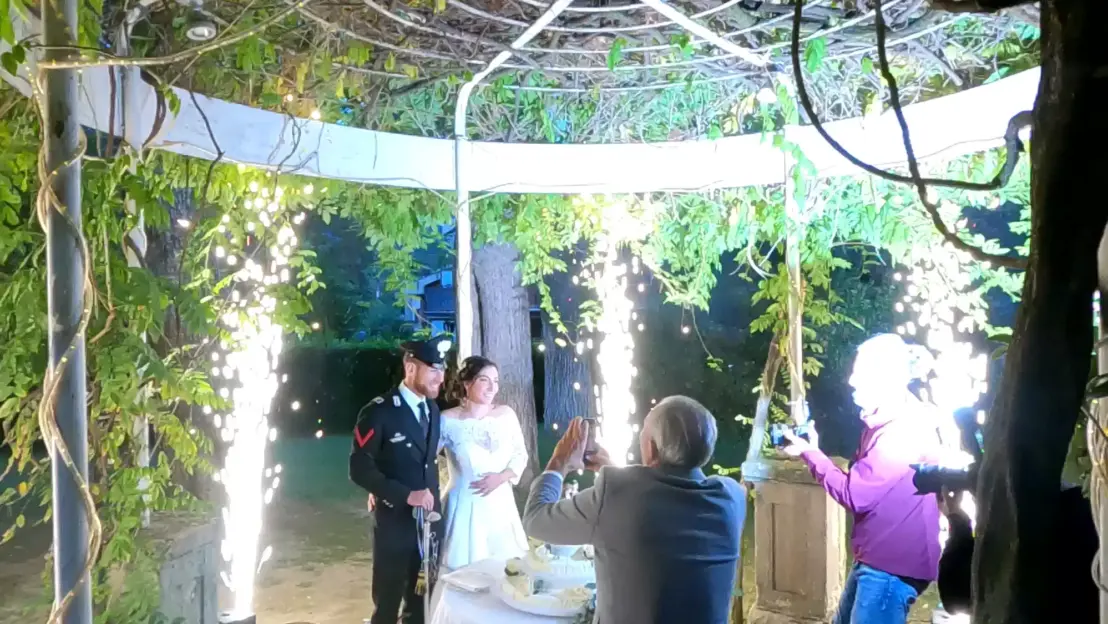 Ingresso Trionfale degli Sposi tra Fontane Luminose<br /><br /> Gli sposi entrano in sala accolti dagli ospiti con fontane luminose e un'atmosfera spettacolare