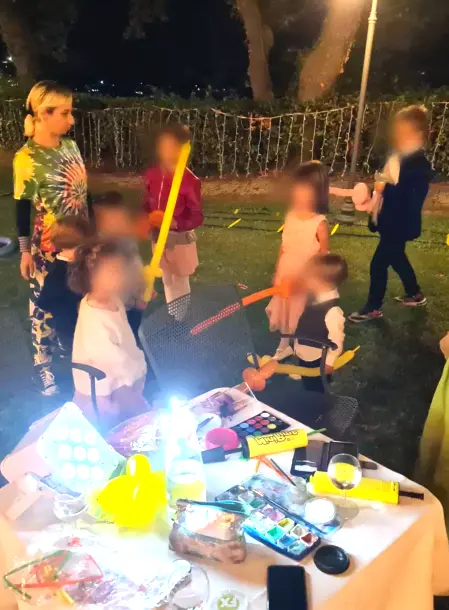 Animatrice professionista che intrattiene i bambini durante un matrimonio con giochi e attività creative