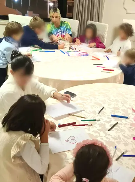 Bambini impegnati in attività creative e artistiche durante un laboratorio a un evento speciale