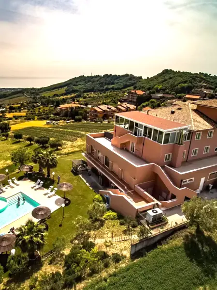 Bambini che si divertono con animazione e giochi durante un matrimonio a Villa Incanto, Colonnella<br /><br />