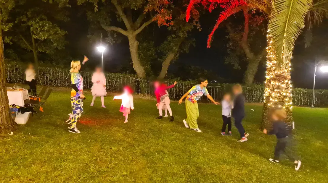 Gruppo di bambini felici che giocano insieme durante un evento speciale con animazione professionale<br /><br />
