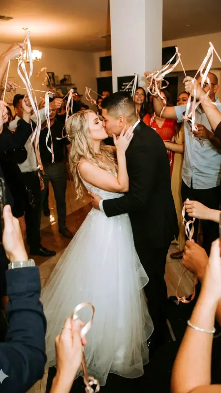 Sposi e Invitati scatenati sulla pista da ballo durante il ricevimento di nozze romantico