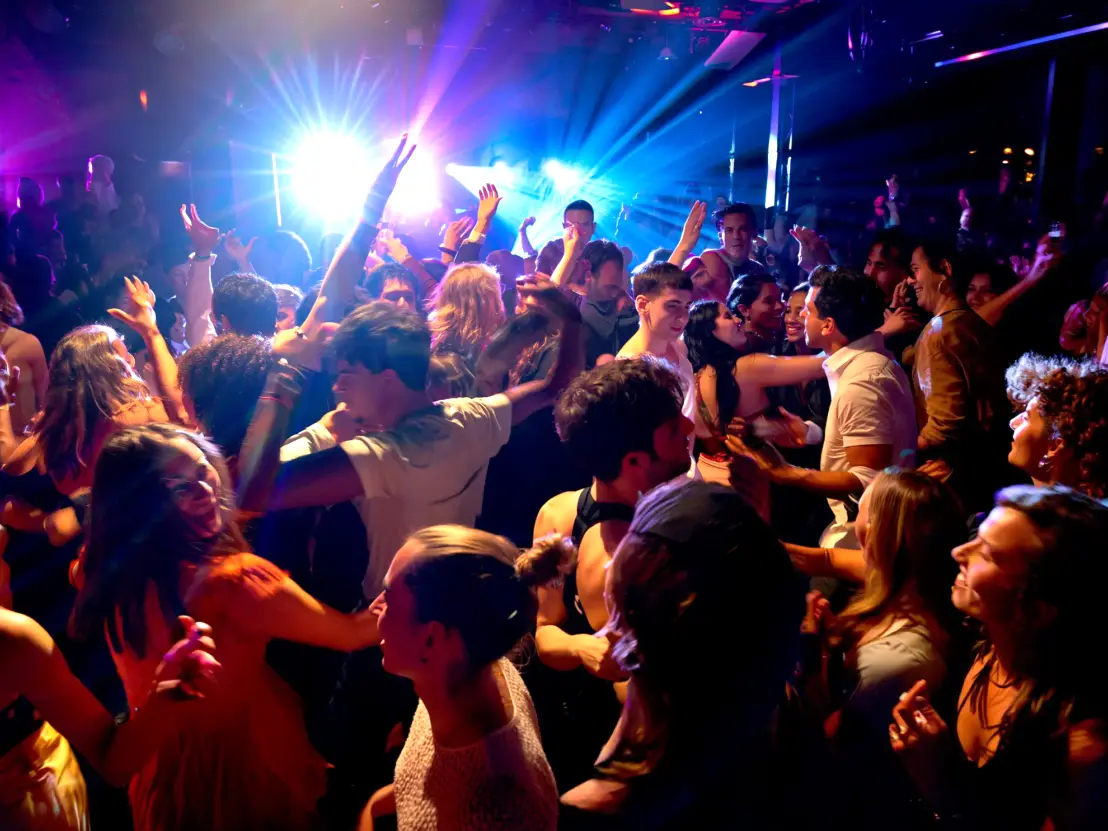 Pista da ballo piena durante un matrimonio divertente ad Ascoli Piceno con DJ set e invitati che festeggiano.<br /><br />