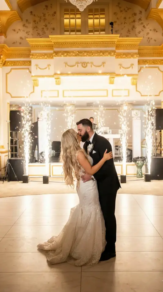 Fontane di scintille accese all’ingresso degli sposi in sala