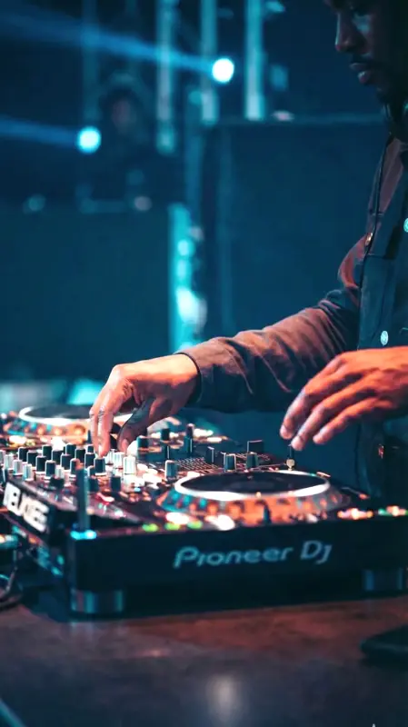 DJ Set coinvolgente per Invitati scatenati sulla pista da ballo durante il ricevimento di nozze	