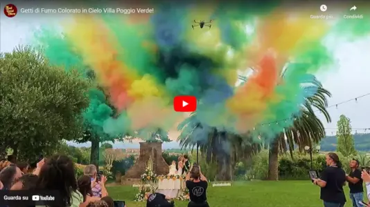 Spettacolare effetto con getti di fumo colorato in cielo durante il taglio della torta e l’ingresso degli sposi, creando un’atmosfera da sogno<br /><br />