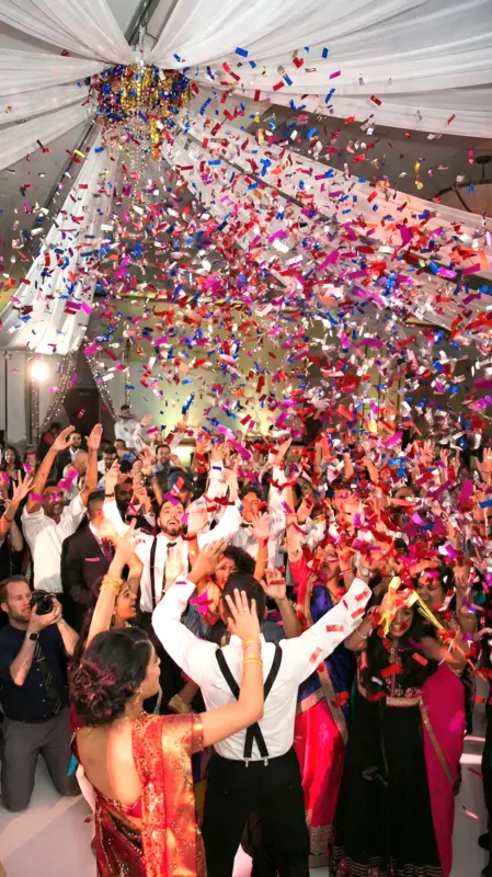 Sposi e Invitati scatenati sulla pista da ballo durante il ricevimento di nozze	