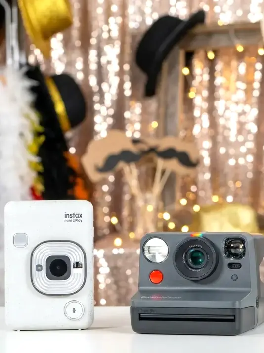 La macchina fotografica polaroid nel polaroid corner del photobooth con accessori props vari durante matrimonio san benedetto del tronto<br />