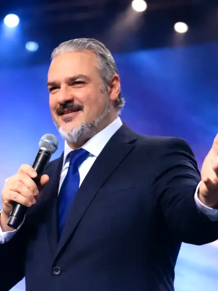 Matteo Rosati Showman e organizzatore di Animazione musicale e dj set coinvolgono gli ospiti in una serata speciale