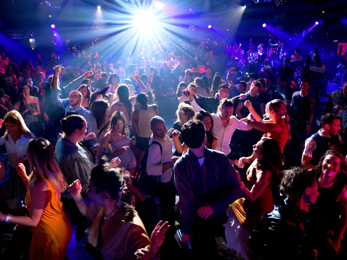 DJ set durante una festa di matrimonio a Teramo con pista da ballo piena e invitati che si divertono.<br />