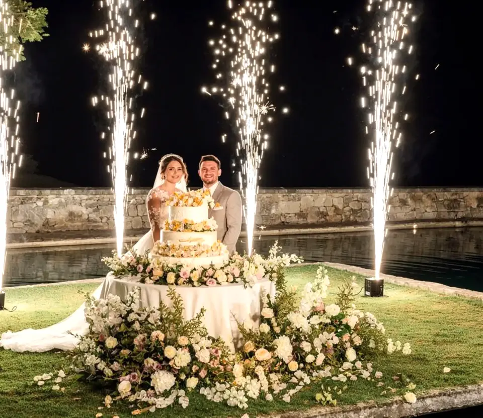 Torta Nuziale con fontane luminose con gli sposi durante un matrimonio a Teramo accompagnato da musica ed effetti scenografici.