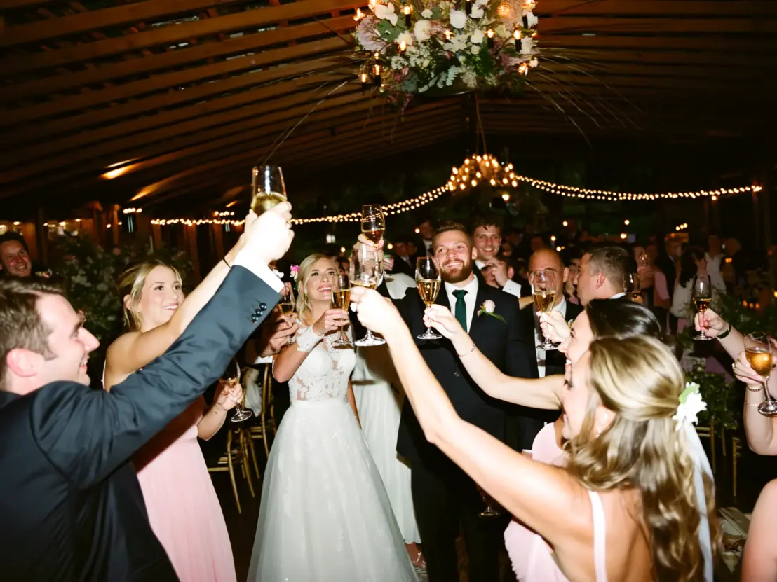 brindisi degli sposi durante un matrimonio a San benedetto del tronto accompagnato da musica ed effetti scenografici.<br /><br />