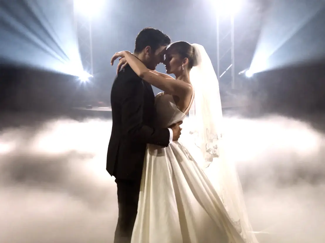 Ballo romantico degli sposi durante un matrimonio a San benedetto del tronto accompagnato da musica ed effetti scenografici.<br /><br />