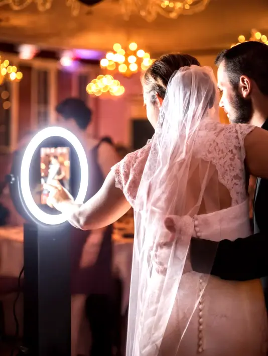 Sposi nel loro matrimonio che guardano la loro foto scattata col photo booth a san benedetto del Tronto, ascoli piceno, marche