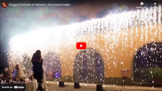 Momento magico del taglio della torta con spettacolare pioggia di scintille, creando un’atmosfera da sogno durante il matrimonio<br /><br />