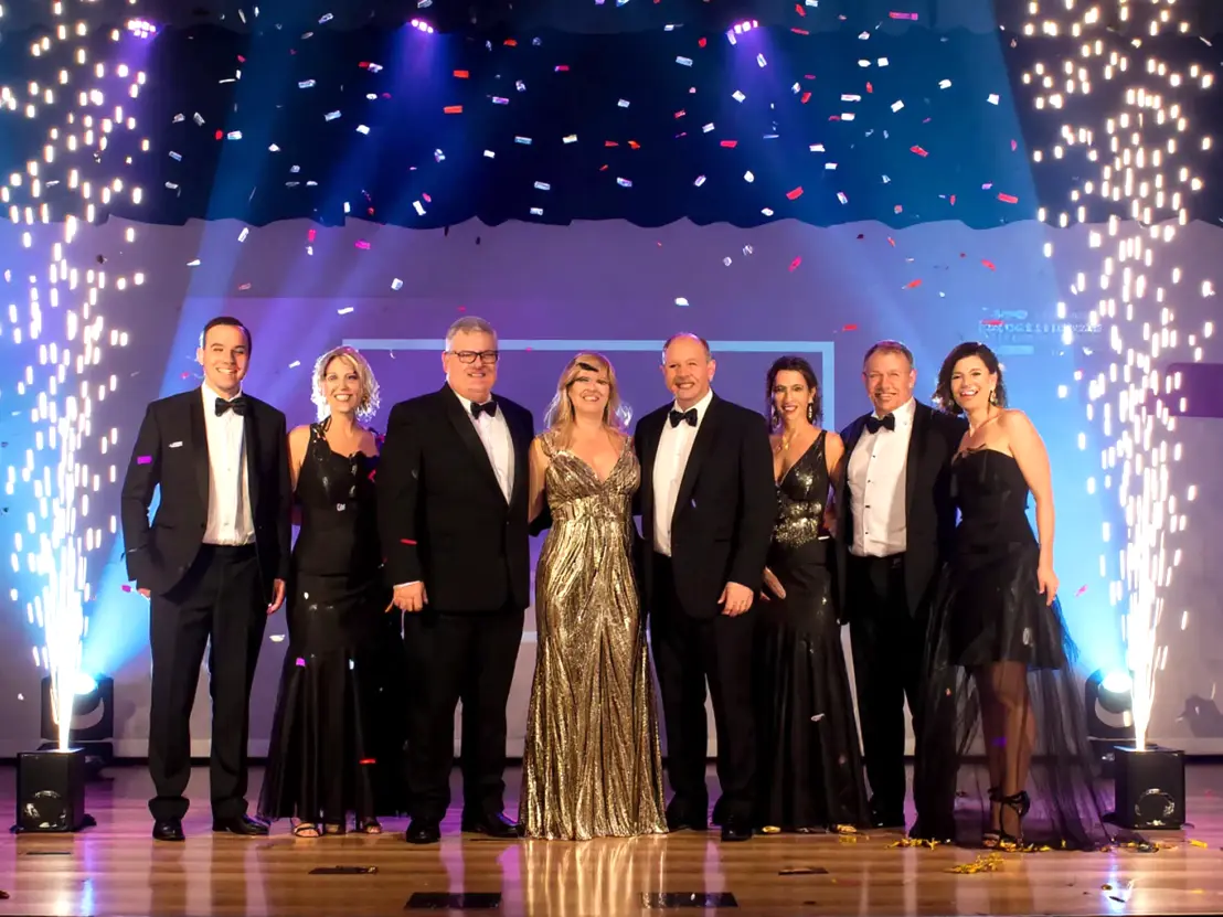 Evento aziendale con palco illuminato, fontane luminose DJ set e ospiti durante una serata corporate con musica e intrattenimento ad Ascoli Piceno