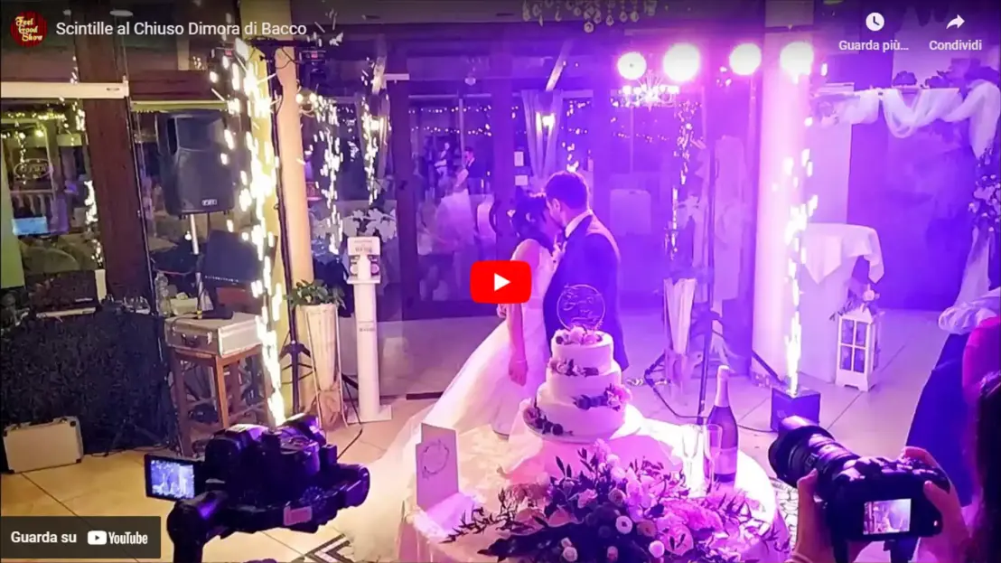 Effetto scenografico con fontane fredde luminose durante il taglio della torta in un matrimonio alla Dimora di Bacco, creando un momento magico ed emozionante<br /><br />