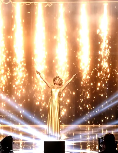 Artista si esibisce sul palco con effetti di scintille luminose	