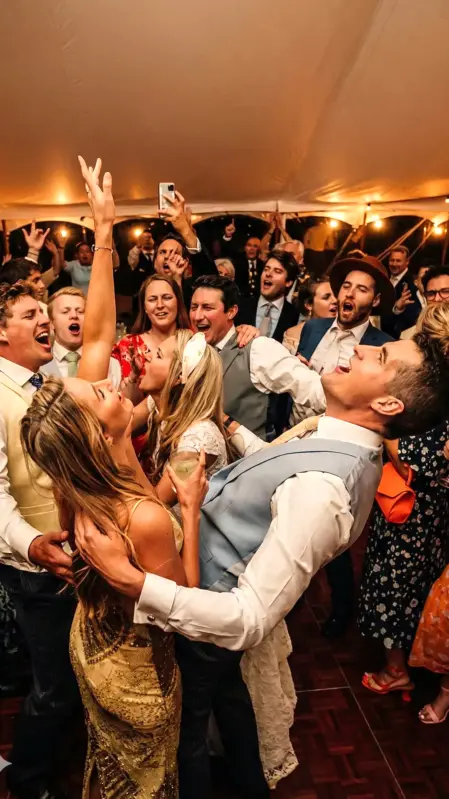 Sposi e Invitati ballano sulla pista da ballo durante il ricevimento di nozze	