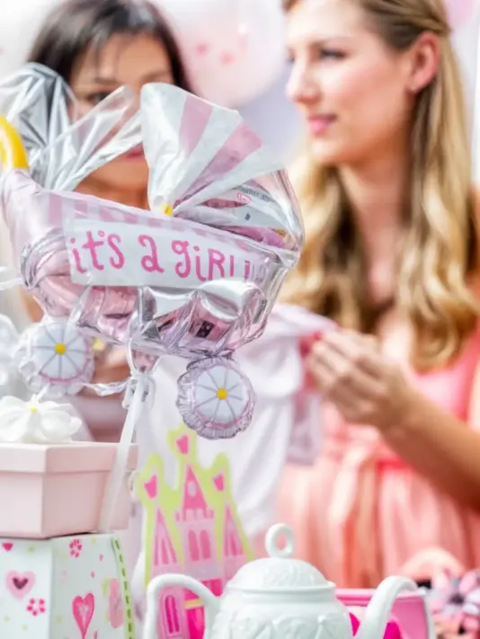 Allestimenti per Baby Shower Party Tavolo decorato con palloncini, fiori e accessori per un Baby Shower elegante