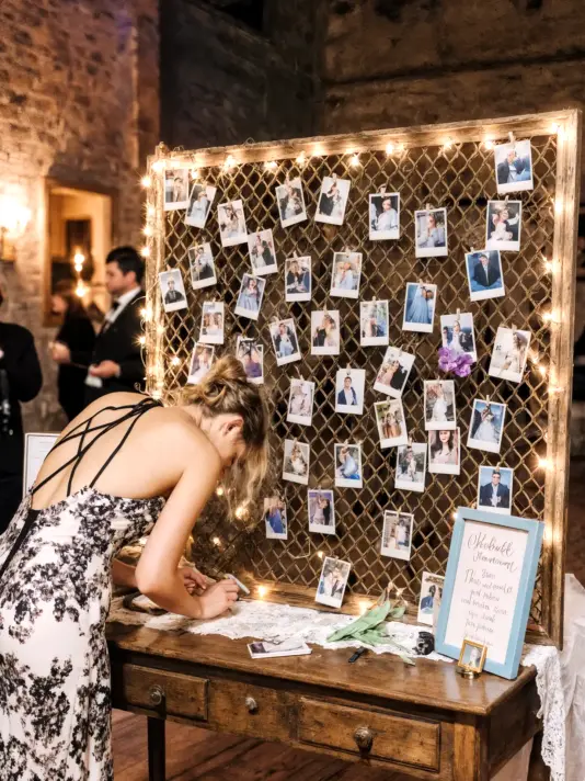 Le foto polaroid degli ospiti e degli sposi nel polaroid corner del photobooth con accessori props vari durante matrimonio san benedetto del tronto<br />
