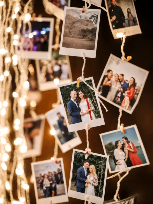 Le foto polaroid degli ospiti e degli sposi nell'angolo polaroid del photo booth lollipop con accessori props vari durante party serale matrimonio san benedetto del tronto<br />