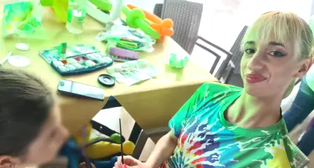 Animatrice professionista intrattiene i bambini con giochi e attività durante una festa di compleanno