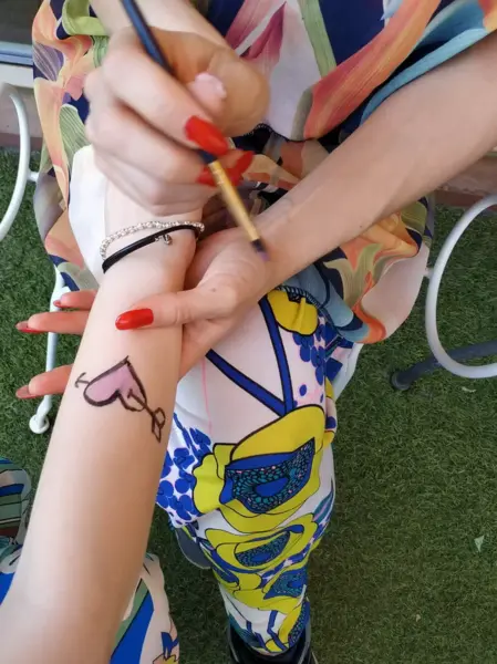 Animatori professionisti che intrattengono i bambini con giochi e spettacoli	