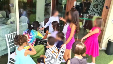 Animatrici professioniste intrattengono i bambini con giochi e attività durante un matrimonio