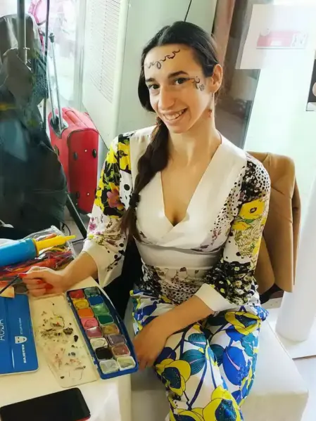 Animatrici professioniste intrattengono i bambini con giochi e animazione durante un matrimonio	