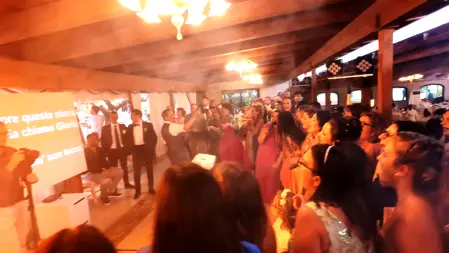 Animatori Feel Good Show che coinvolgono gli ospiti con giochi e spettacoli
