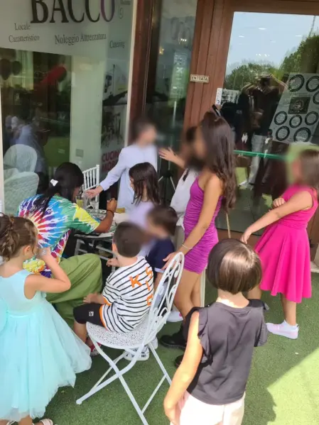 Trucca bimbi e animazione per matrimoni Animatrice che realizza trucca bimbi per bambini a un matrimonio