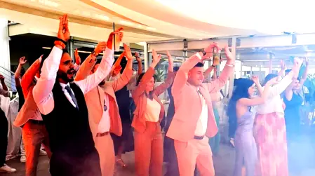 Animatori e artisti Feel Good Show che intrattengono gli ospiti in un villaggio turistico