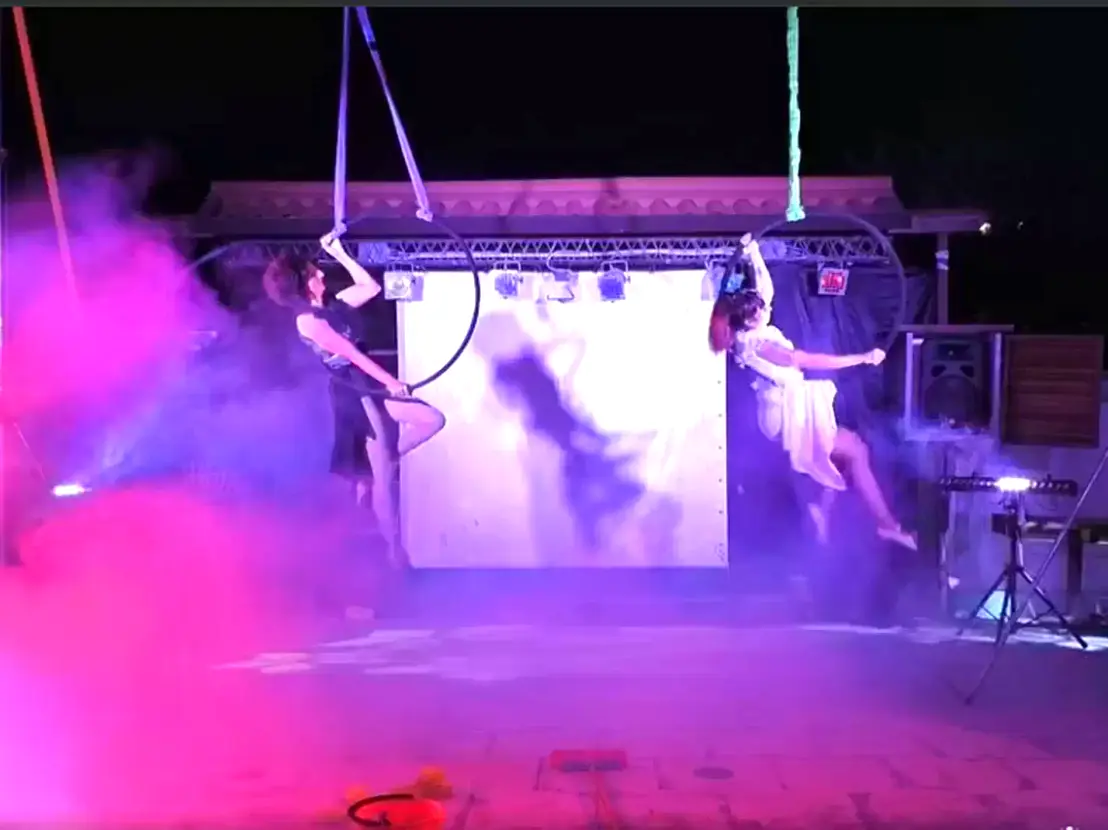 Artiste acrobate performer per eventi Performer acrobate Feel Good Show in una spettacolare esibizione dal vivo