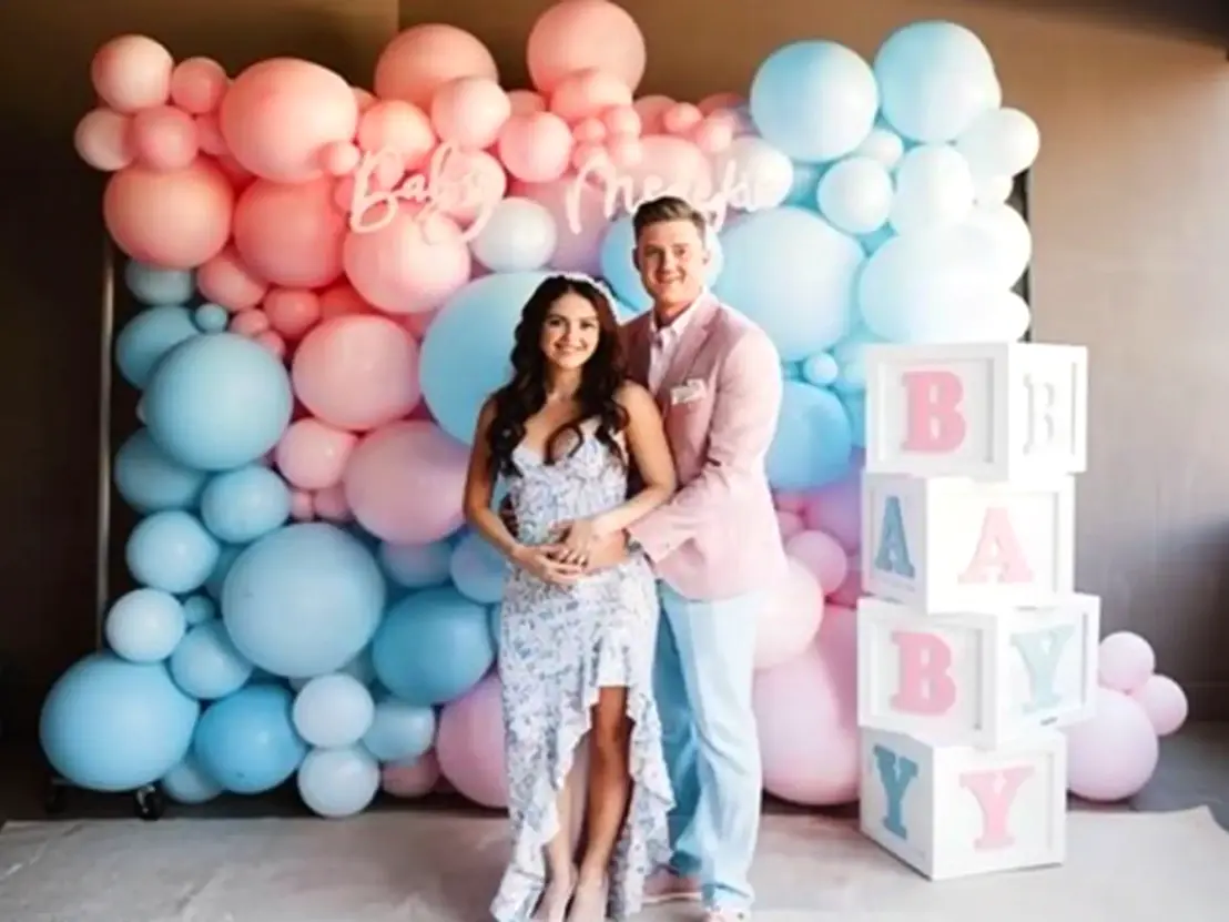 Allestimento baby shower con decorazioni, palloncini e tavolo dolci durante una festa per la futura mamma ad Ascoli Piceno