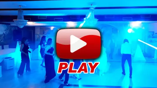 Sposi e invitati si scatenano in pista durante il matrimonio, con musica e animazione da discoteca