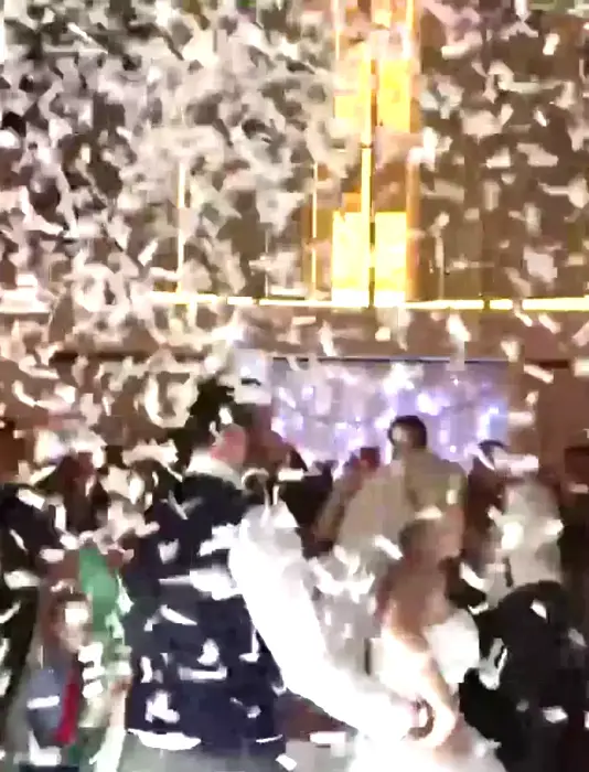Cannone spara coriandoli per eventi Esplosione di coriandoli colorati con cannone professionale durante un evento