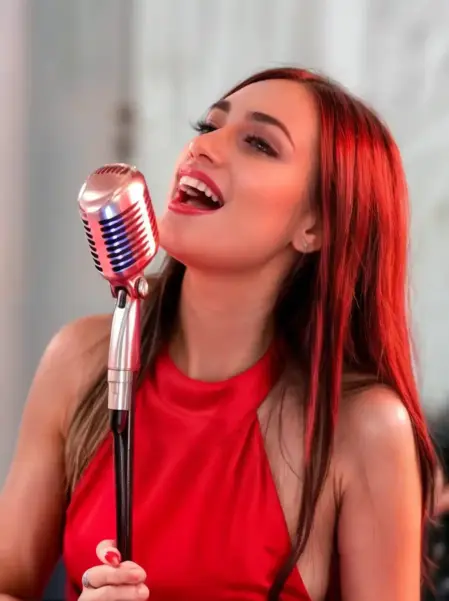 Cantante per matrimoni ed eventi Cantante Feel Good Show si esibisce dal vivo durante un evento