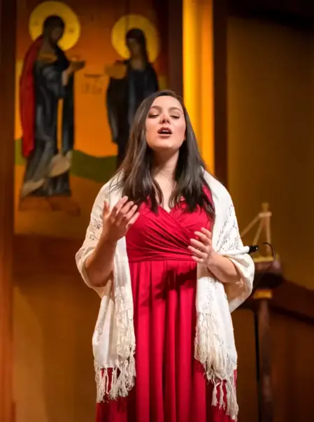 Cantnate Soprano esegue un’aria lirica durante una cerimonia di matrimonio in chiesa