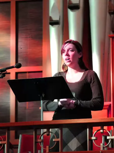 Cantante per matrimoni in chiesa e rito civile Cantante Feel Good Show si esibisce dal vivo durante un matrimonio in chiesa