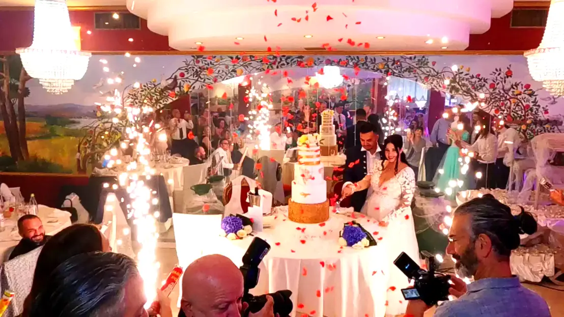 Scenografico taglio della torta con fontane luminose e scintille fredde, per un finale spettacolare