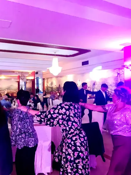 Gli sposi e gli invitati ballano in gruppo, animazione coinvolgente e divertimento puro