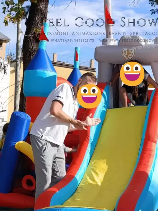 Area giochi con castello gonfiabile per l’intrattenimento dei bambini durante una festa